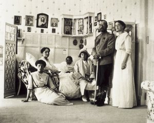 अपने परिवार के साथ ज़ार निकोलस II (1868-1918) का पोर्ट्रेट, बाएं से दाएं तातियाना, एलेक्जेंड्रा (उनकी पत्नी), अनास्तासिया, मारिया और ओल्गा, c. 1910 (बी/डब्ल्यू फोटो) द्वारा अज्ञात