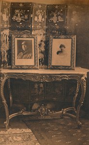 1927 में ब्रसेल्स, बेल्जियम में क्यूबा दूतावास में राजा और बेल्जियम की रानी के चित्र। द्वारा अज्ञात