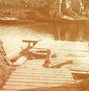 नदी तट पर पोस्ट, Diksmuide, बेल्जियम c1914-c1918 द्वारा अज्ञात