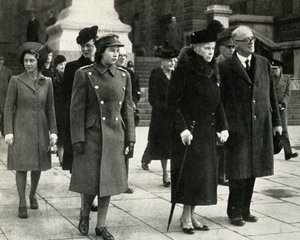 क्वीन मैरी, राजकुमारी एलिजाबेथ, राजकुमारी मार्गरेट ..., आर्मिस्टिस डे, 1945, 1951। द्वारा अज्ञात