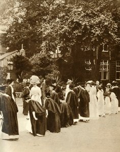 लंदन के बेडफोर्ड कॉलेज में क्वीन मैरी, 1913, 1935। द्वारा अज्ञात