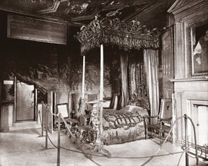 1894 में स्कॉटलैंड के एडिनबर्ग के होलीरोडहाउस में क्वीन मैरीज़ बेडरूम। द्वारा अज्ञात