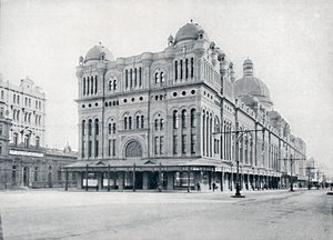 क्वीन विक्टोरिया मार्केट, c1900। द्वारा अज्ञात