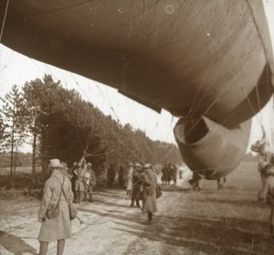 एक अवलोकन गुब्बारे की स्थापना, सोमे, उत्तरी फ्रांस, 1916 द्वारा अज्ञात
