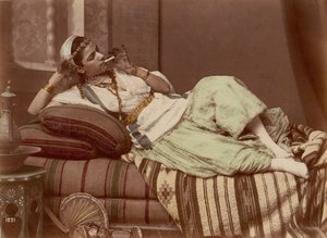 रेक्लाइनिंग वुमन स्मोकिंग, 1870-90। द्वारा अज्ञात