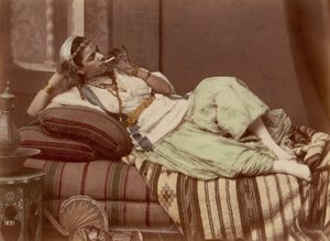 [रीक्लाइनिंग वुमन स्मोकिंग], 1870-90। द्वारा अज्ञात