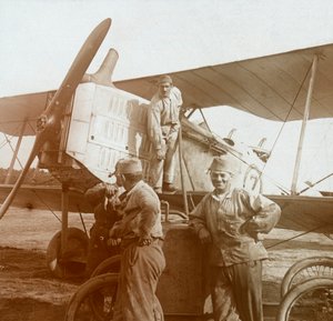 ईंधन भरने वाला बाइप्लेन, c1914-c1918 द्वारा अज्ञात