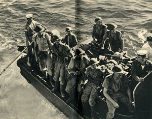 रॉयल मरीन की एक लैंडिंग पार्टी की वापसी, द्वितीय विश्व युद्ध, c1939-c1943 1944। द्वारा अज्ञात