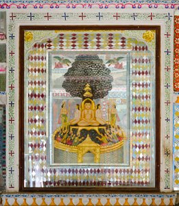 19वीं सदी के पटवों की हवेली हवेली, जैसलमेर, राजस्थान, भारत में एक कमरे में बड़े पैमाने पर सजाई गई धार्मिक कलाकृति (फोटो) द्वारा अज्ञात