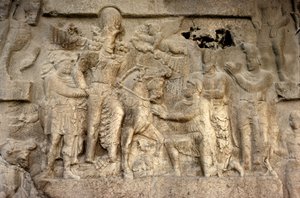 ससैनियन राजा शापुर प्रथम (241-72) रोमन सम्राट वेलेरियन (सी.240-260) और फारसी सेनापतियों, तीसरी शताब्दी (पत्थर) का चित्रण करते हुए रॉक रिलीफ द्वारा अज्ञात