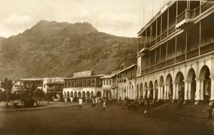 राउंड द क्रिसेंट, एडन, c1918-c1939। द्वारा अज्ञात