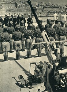 परेड में रॉयल मरीन, माल्टा, द्वितीय विश्व युद्ध, 1943 1944 के सफल बचाव का जश्न मनाते हुए। द्वारा अज्ञात