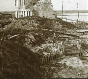 तट के साथ खंडहर इमारत और खाइयाँ, c1914-c1918 द्वारा अज्ञात