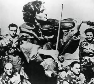 रूसी सेना की नर्स, वायलिन, 1944 में वायलिन बजाती हुई द्वारा अज्ञात