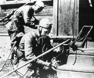 रूसी सैनिकों के साथ एक खदान से फंसे घर, पूर्वी मोर्चा, 1944 को साफ करने वाले सैनिक द्वारा अज्ञात