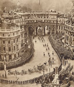 ट्रैफ़लगर स्क्वायर में नाविकों की लाइन, 12 मई 1937 द्वारा अज्ञात