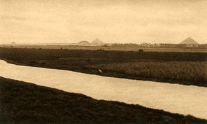 सक़ारा - द पिरामिड ऑफ़ दशूर, c1918-c1939। द्वारा अज्ञात