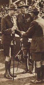 स्काउट्स हैंडशेक - एडिलेड में रैली, 1927 1937 द्वारा अज्ञात