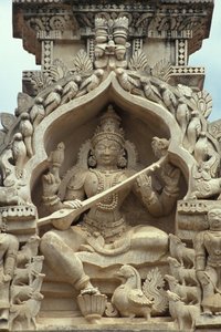 मूर्तिकला की हिंदू देवी सरस्वती, बेलूर, इंडि द्वारा अज्ञात
