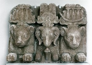 तीन पशु प्रमुखों की मूर्तिकला द्वारा अज्ञात