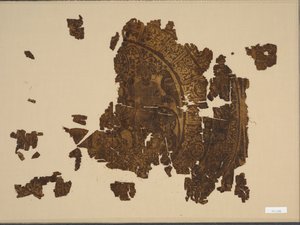 एक बैल की सवारी करने वाले बाज़ के साथ रेशम का टुकड़ा, 1000-1100s। द्वारा अज्ञात