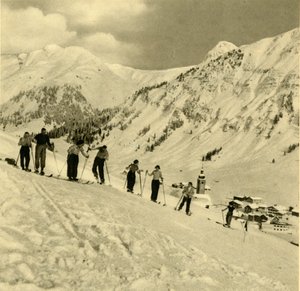 स्कीइंग सबक, अर्लबर्ग, ऑस्ट्रिया, c1935। द्वारा अज्ञात