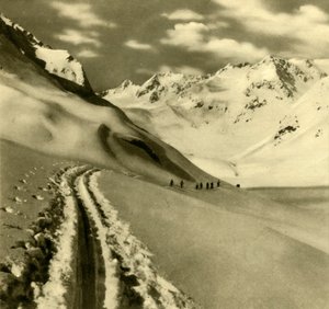 स्टबाई आल्प्स, ऑस्ट्रिया में c1935 में एल्पिनर फ़ेनेर ग्लेशियर पर स्कीइंग। द्वारा अज्ञात