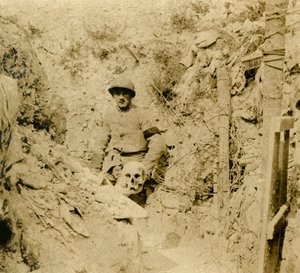 खोपड़ी खाइयों में दफन पाई गई, c1914-c1918 द्वारा अज्ञात