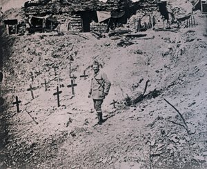 लकड़ी के क्रॉस के बीच सैनिक, c1914-c1918 द्वारा अज्ञात