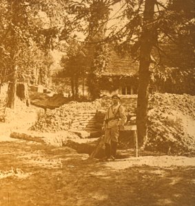 खाई के बाहर सैनिक, बोइस डेस लोगिस, उत्तरी फ्रांस, c1914-c1918 द्वारा अज्ञात