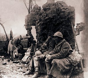 खंडहरों के बीच सैनिक, c1914-c1918 द्वारा अज्ञात