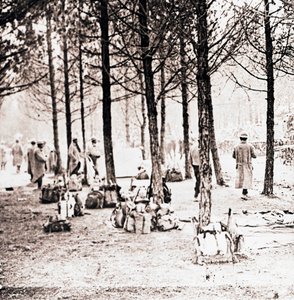 जंगल में सैनिक और पैक, c1914-c1918 द्वारा अज्ञात