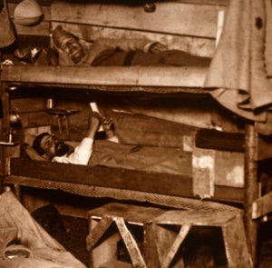 लकड़ी की चारपाई में सैनिक, c1914-c1918 द्वारा अज्ञात
