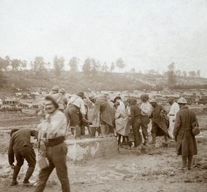 पानी के लिए कीचड़ में कतार में खड़े सैनिक, जिनेकोर्ट, उत्तरी फ्रांस, c1914-c1918 द्वारा अज्ञात