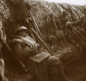 खाइयों में आराम करने वाले सैनिक, c1914-c1918 द्वारा अज्ञात