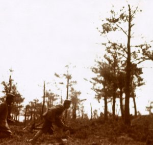 युद्ध के मैदान में चल रहे सैनिक, c1914-c1918 द्वारा अज्ञात