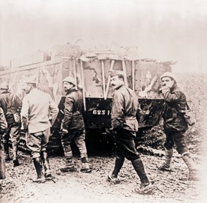टैंक के पीछे चलने वाले सैनिक, c1914-c1918। द्वारा अज्ञात