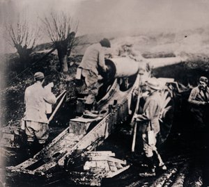 भारी तोपखाने के साथ सैनिक, c1914-c1918 द्वारा अज्ञात