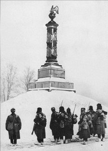 Tarutino Kaluga के गांव में 1812 के युद्ध के नायकों के स्मारक पर सोवियत सैनिक द्वारा अज्ञात