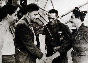 स्पेनिश गृहयुद्ध (1936-1939): इलिया ग्रिगोरिविच एहरेनबर्ग (1891-1967), रूसी लेखक, बार्सिलोना हवाई अड्डे (स्पेन) (बाएं से दूसरे) पर अपने आगमन पर, गृह युद्ध के सोवियत संवाददाता के रूप में द्वारा अज्ञात