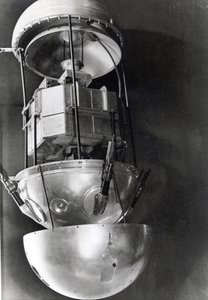 स्पुतनिक 1, रूसी उपग्रह, 1957 द्वारा अज्ञात