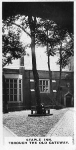 स्टेपल इन, थ्रू द ओल्ड गेटवे, लंदन, c1920s द्वारा अज्ञात