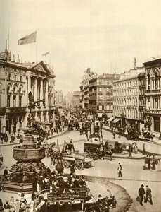 लंदन के पिकाडिली सर्कस में इरोस की प्रतिमा, c1910, 1935। द्वारा अज्ञात