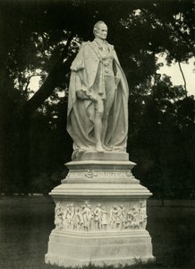 1925 में विक्टोरिया मेमोरियल हॉल के मैदान में लॉर्ड कर्जन की मूर्ति। द्वारा अज्ञात
