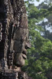 अंगकोर थॉम में बेयोन मंदिर में टावरों पर पत्थर के चेहरे जो जयवर्मन VII को बोधिसत्व के रूप में चित्रित कर सकते हैं।, सिएम रीप, कंबोडिया द्वारा अज्ञात