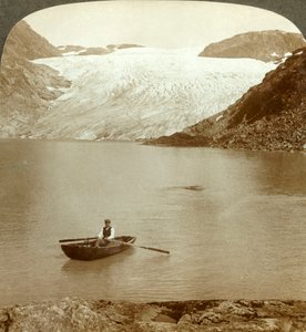 ठोस बर्फ की धारा हरदांगर ग्लेशियर और झील जहाँ यह पिघलती है, नॉर्वे, c1905। द्वारा अज्ञात