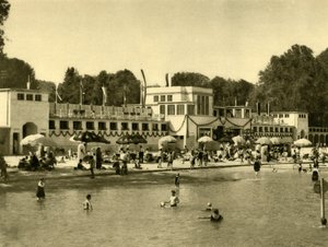 लेक ट्रुन्से, गामुंडेन, ऊपरी ऑस्ट्रिया में तैराकी, c1935। द्वारा अज्ञात