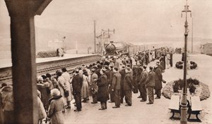 1936 में वेल्विन स्टेशन पर रॉयल फ़्यूनरल ट्रेन में सहानुभूतिपूर्ण रुचि द्वारा अज्ञात