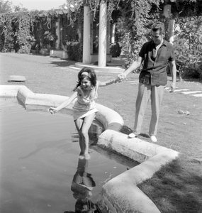 अभिनेत्री लया राकी वेनिस लीडो में अभिनेता रॉन रैंडेल के साथ - 1961 द्वारा अज्ञात