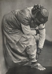 पैर और हेडड्रेस के साथ तामुलिन, 1926 द्वारा अज्ञात